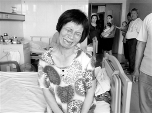 周小姐的母亲哭诉:“女儿这一辈子全毁了。”