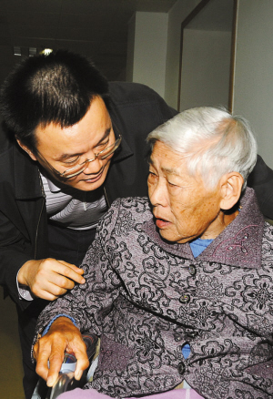 深圳市委宣传部副部长、市文明办主任刘璋飙和李玉兰老人拉家常。